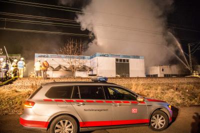 Kernen-Rommelshausen: Vollbrand mehrerer Industriegebaeude - 5 Verletzte - Bahnstrecke gesperrt
